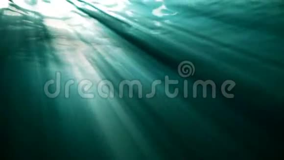 高质量的海洋波浪从现实水下循环动画光线照射进来视频的预览图
