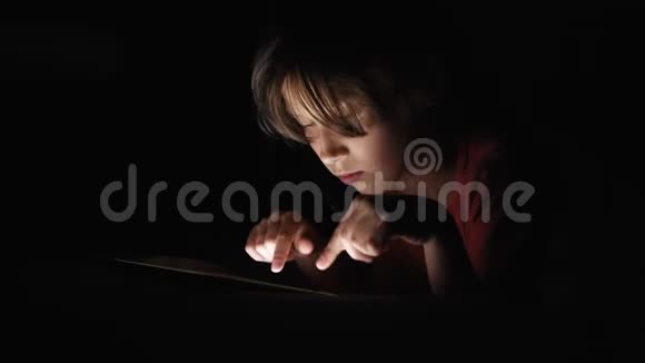 多利在黑暗的光线下在黑黑网中射杀了躺在床上玩平板电脑的高加索女孩视频的预览图