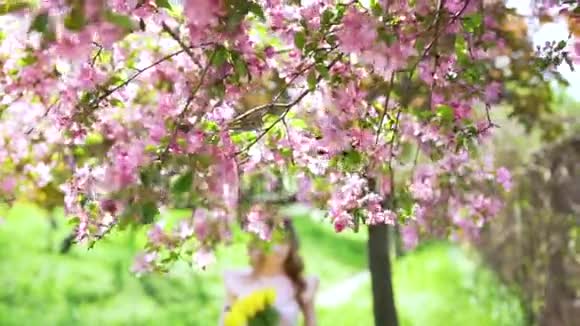 美丽的女人花圃里有一束郁金香视频的预览图