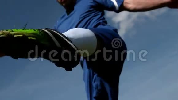 足球运动员在蓝天下踢球视频的预览图