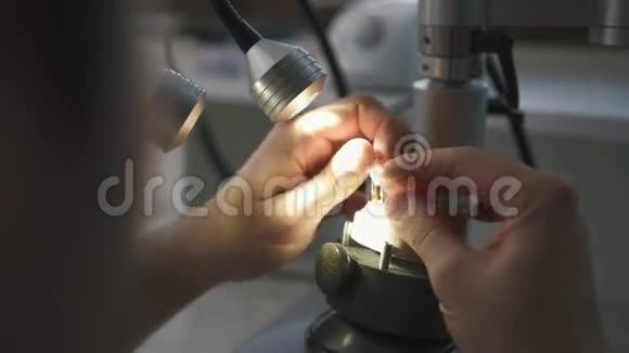 牙科修复登图师正在雕刻假牙视频的预览图