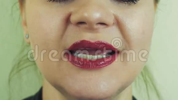 嘴唇上涂着红油的女人在镜头前唱着歌嘴巴牙齿脸面视频的预览图