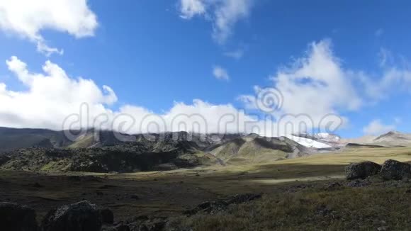 时间推移峡谷悬崖与移动的天空阴影和云北高加索俄罗斯视频的预览图