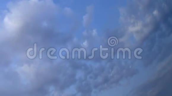 早晨多云的天空和云层时间流逝视频的预览图