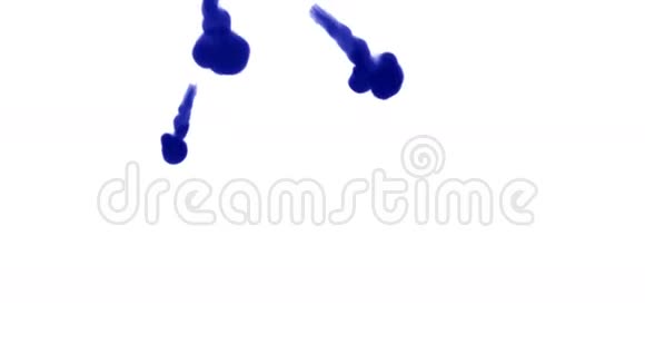 大量的孤立的蓝色墨水注入蓝色水粉混合在水中以缓慢的运动射击使用inky背景视频的预览图