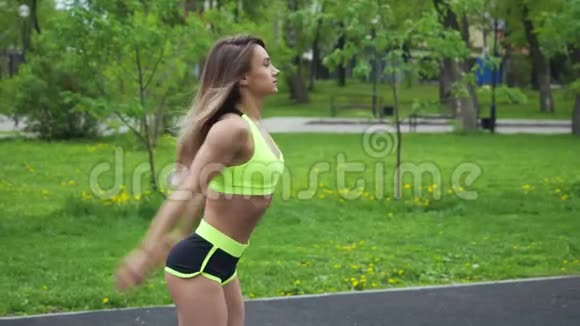 健康的生活方式健身妇女健身前热身腿视频的预览图