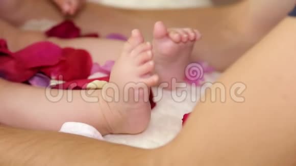 新生婴儿的脚的特写视频的预览图