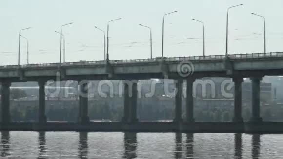 桥上的城市交通视频的预览图