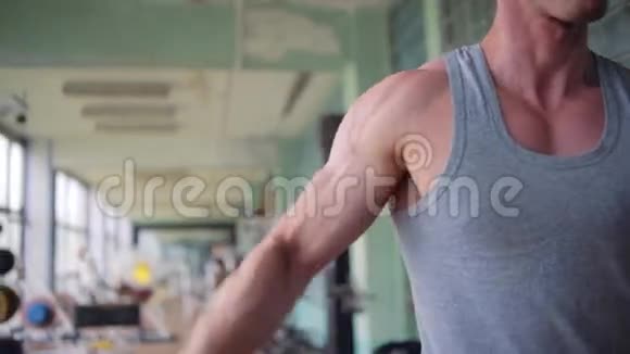 运动员肩膀锻炼视频的预览图