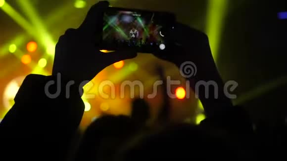 参加音乐会的人视频的预览图