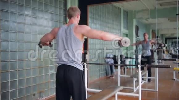 运动员肩膀锻炼视频的预览图