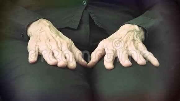 一位年长的妇女手忙脚乱视频的预览图