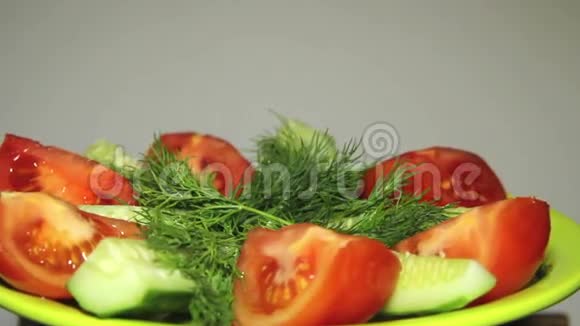 盘子里的新鲜蔬菜视频的预览图