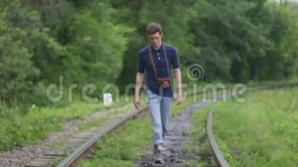 铁路上的一个年轻人视频的预览图