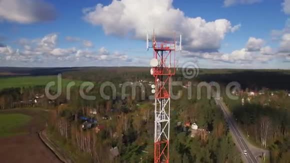 天线电信塔的鸟瞰图视频的预览图