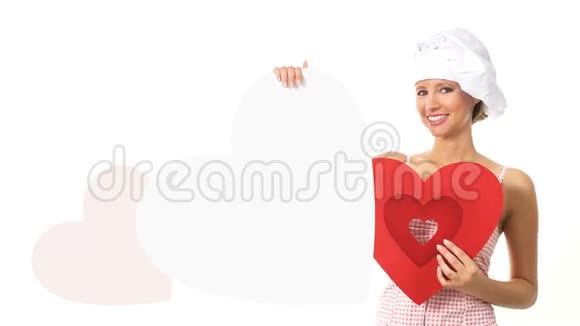 厨师女士显示心形标志视频的预览图