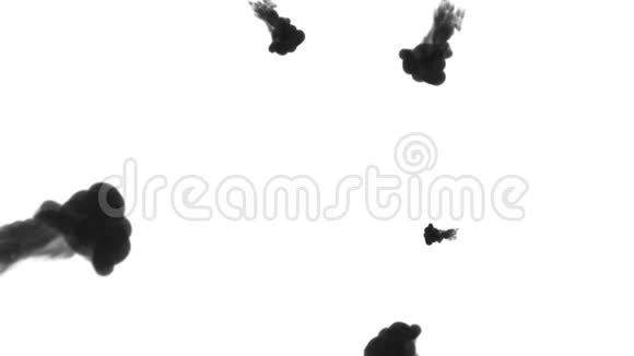 大量的流动乌云或烟雾墨水注入是孤立的白色在缓慢的运动黑色在水中打开英奇视频的预览图