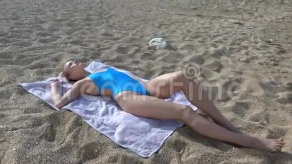 女人在海滩上晒日光浴视频的预览图