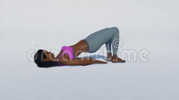 穿桥式瑜伽的黑人女性穿白色环型瑜伽视频的预览图