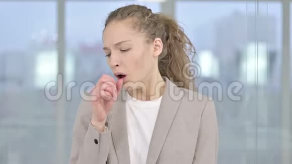 生病的年轻女商人咳嗽的肖像视频的预览图