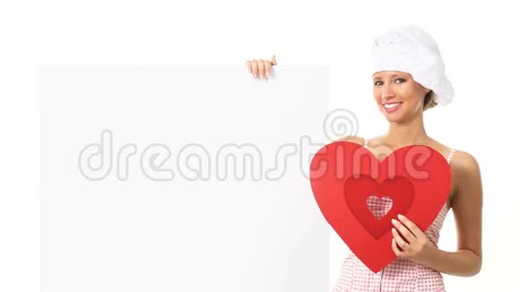 厨师女士显示心形标志视频的预览图