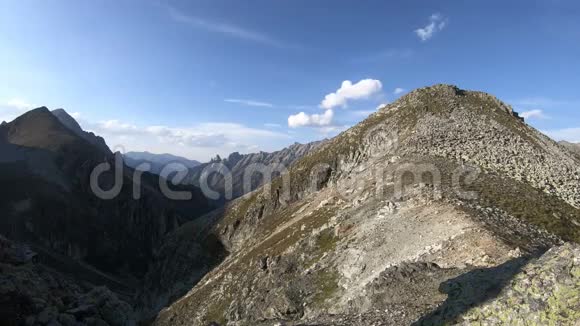 时间推移峡谷悬崖与移动的天空阴影和云北高加索俄罗斯视频的预览图