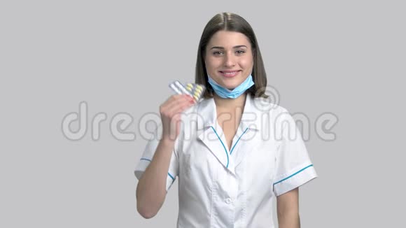年轻微笑的女医生拿着药丸视频的预览图