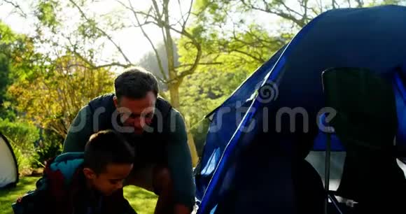 父子俩搭帐篷视频的预览图