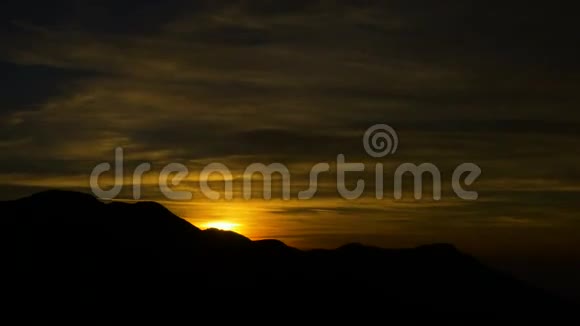 阿尔卑斯山上五彩缤纷的日落视频的预览图