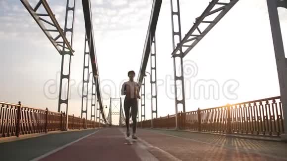 有魅力的资深女性在桥上慢跑视频的预览图