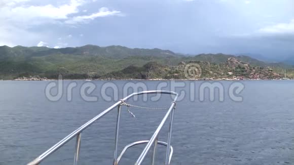 乘游艇在地中海航行视频的预览图