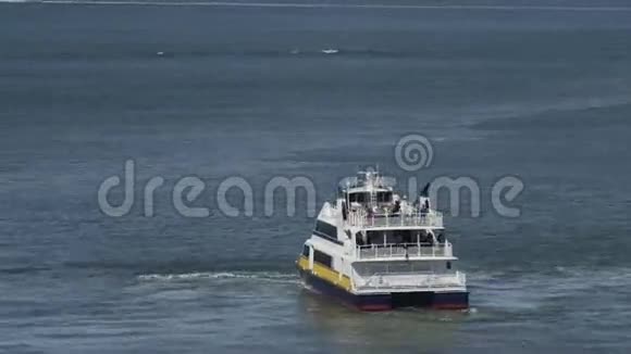 旧金山海湾有运送乘客的游船视频的预览图