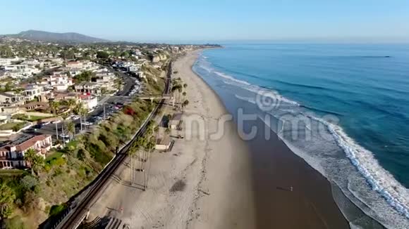 加州圣克莱门特海岸线的鸟瞰图视频的预览图