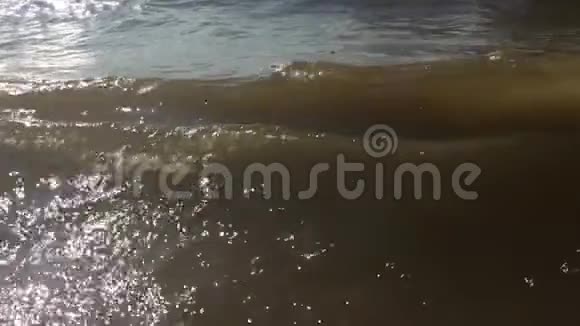 强浪海水自然慢动作视频美丽的大海和风景视频的预览图