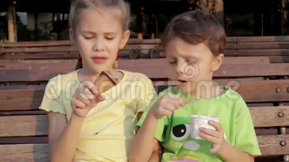 两个快乐的孩子吃冰淇淋视频的预览图