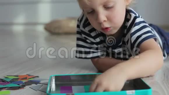孩子玩拼图游戏视频的预览图