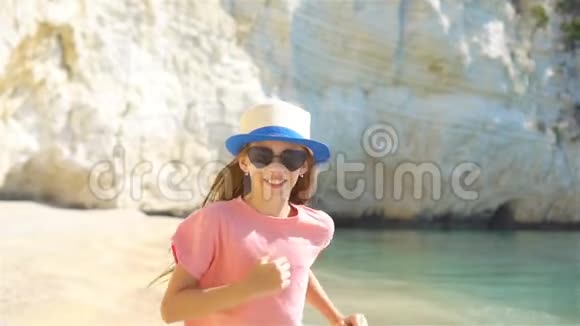 活跃的小女孩在海滩上玩得很开心可爱的孩子在海滨做运动视频的预览图