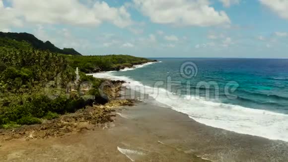 海浪拍打海岸的海洋视频的预览图