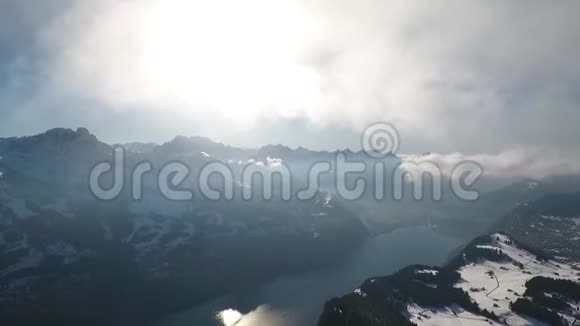 瑞士山区的无人机飞行视频的预览图