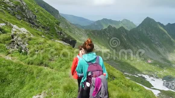 母亲带着女儿在山上徒步旅行视频的预览图