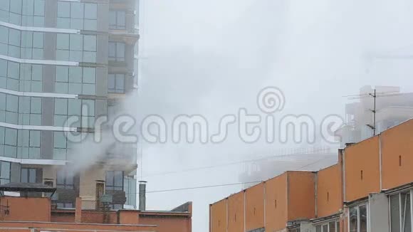 冬季城市景观起重机蒸汽来自管道视频的预览图