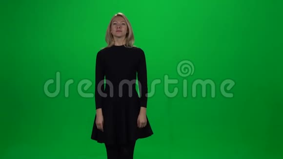 女孩跳舞绿色屏幕视频的预览图