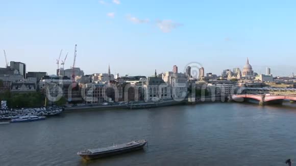 圣保尔斯大教堂和伦敦桥与伦敦市天际线视频的预览图