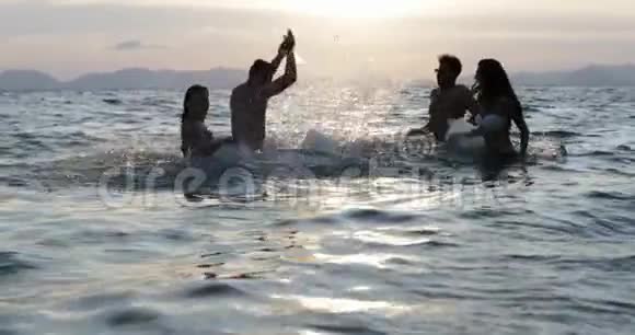海上欢乐群海滩度假欢乐群视频的预览图