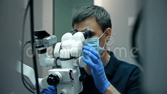 牙科显微镜检查牙医视频的预览图