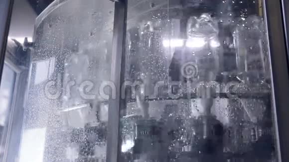 自动洗涤线中的空塑料瓶视频的预览图