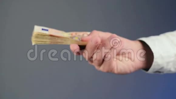 商人数着50欧元的钞票工资和财务的概念视频的预览图