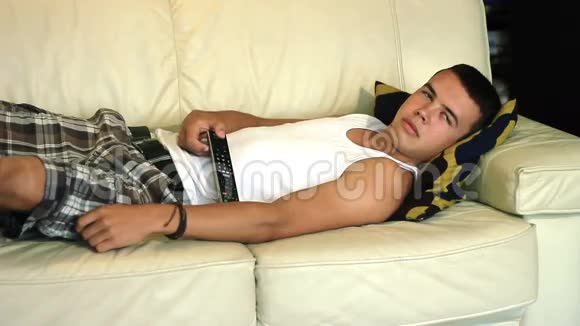 年轻迷人的少年躺在沙发上睡觉视频的预览图