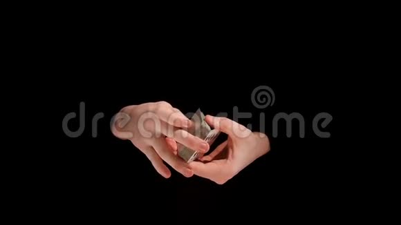 魔术师用扑克牌制作魔术视频的预览图