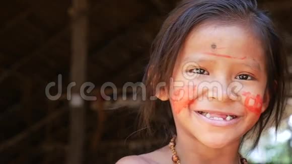 在亚马逊的一个土著部落看镜头的巴西土著女孩视频的预览图